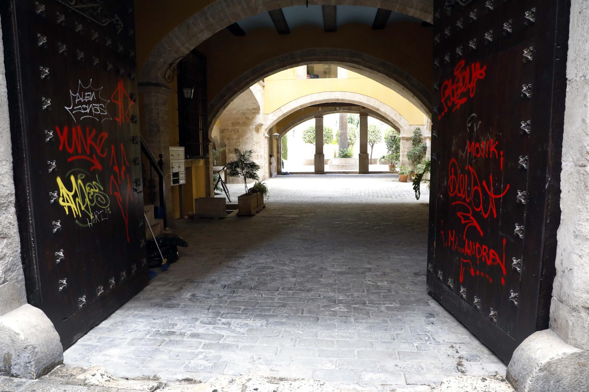 Las pintadas en el portón de entrada del Palau dels Mercader