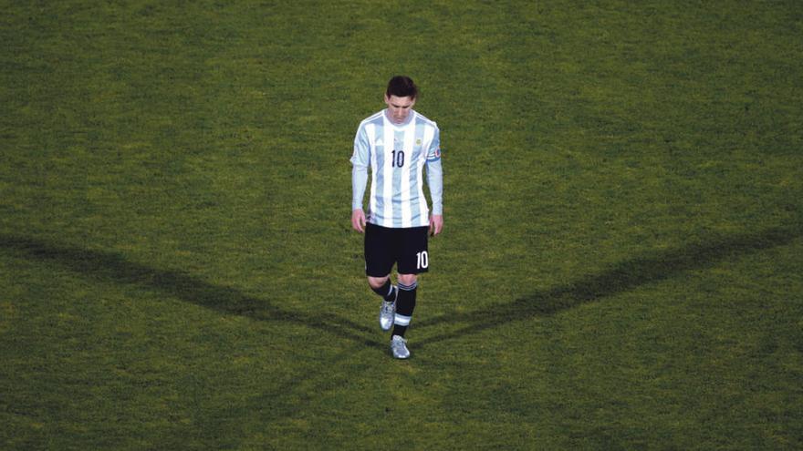 Leo Messi abandona el estadio de Santiago tras perder la final de la Copa América 2015 ante Chile.