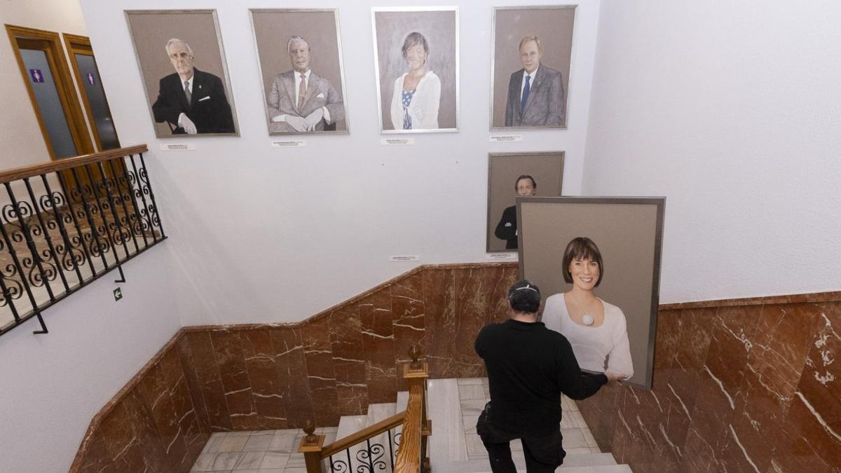 La galería de alcaldes de Gandia, en la escalera que accede a la planta noble.