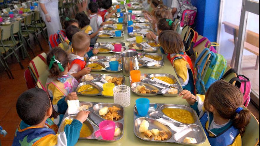 Alumnos en un comedor escolar.