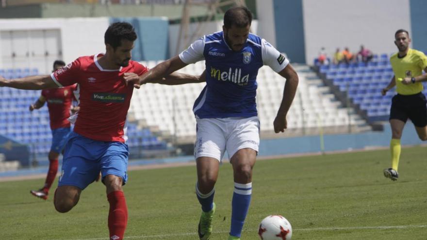 Orfila intenta frenar a Yacine en una acción del partido.