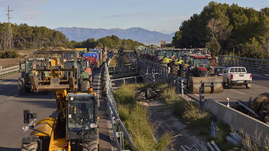 Les fotos del tall dels pagesos a l'AP-7 i l'N-II a l'Empordà