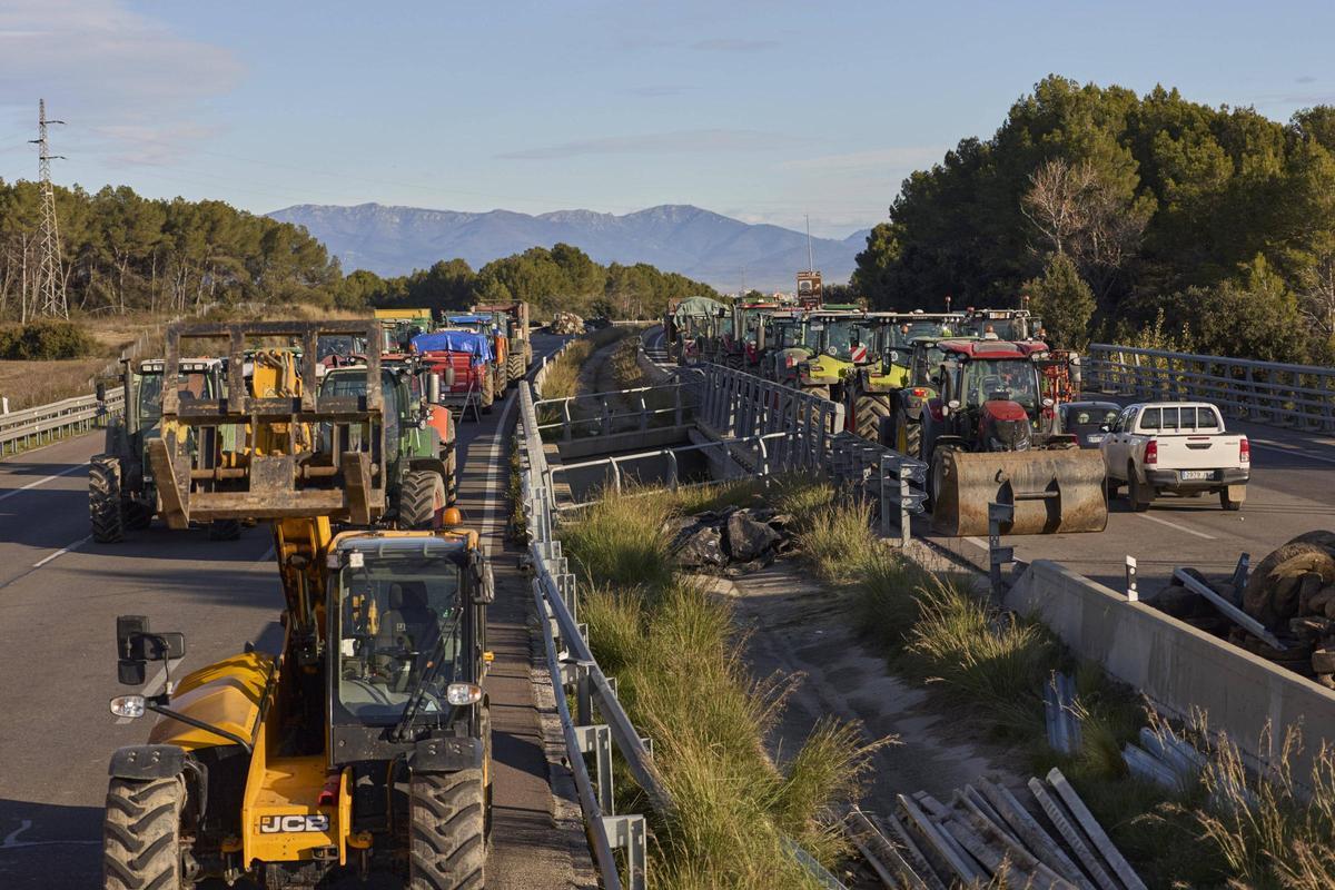 Les fotos del tall dels pagesos a l'AP-7 i l'N-II a l'Empordà