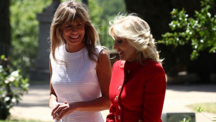 La primera dama de Estados Unidos, Jill Biden, duranta su visita a la Moncloa con la esposa del presidente del Gobierno, Begoña Gómez, este 27 de junio de 2022.