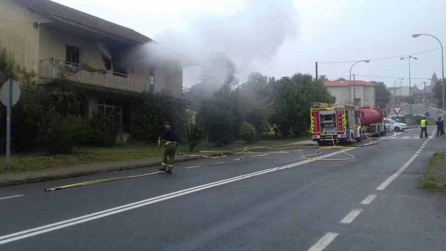 Efectivos de emergencias trabajando en la extinción del fuego y refrigeración de la vivienda. // S.P.