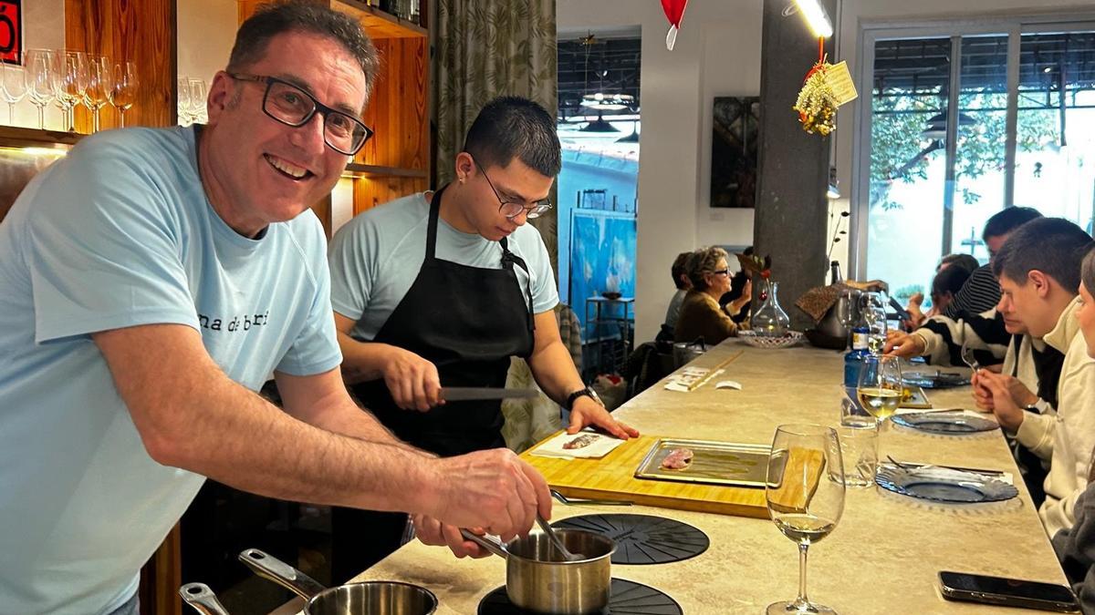 Miquel Ruiz emplata una de sus creaciones en la barra del Cuc