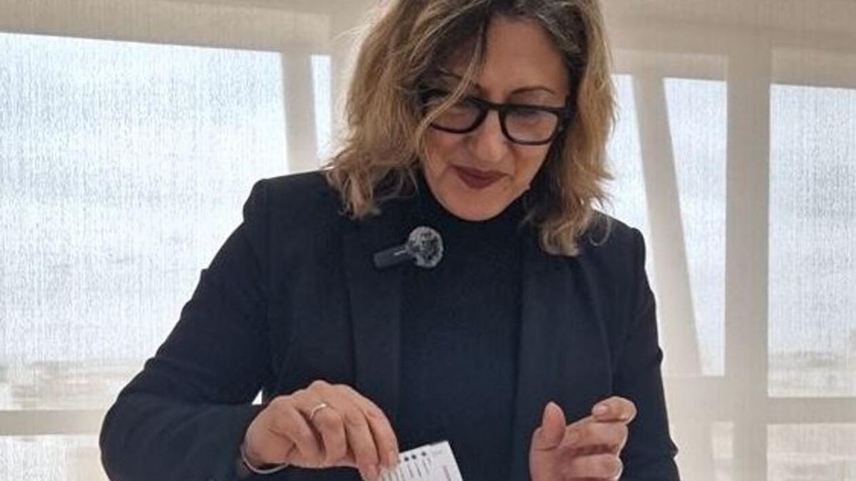 La concejala de comercio de Alboraia depositando una tarjeta.