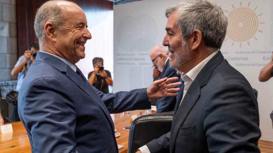 El presidente de la patronal de Las Palmas, Pedro Ortega (izquierda), y el presidente Fernando Clavijo, se saludan en el Consejo Asesor, ayer. | | LP/DLP