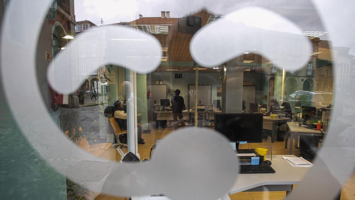 USUARIOS EN EL INTERIOR DEL SERVICIO DE ATENCION AL CIUDADANO (SAC) DE AVILÉS.