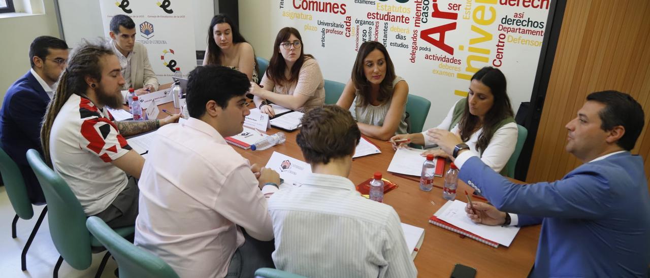 El portavoz del PP y alcalde de Córdoba, José María Bellido, y las candidatas Beatriz Jurado y Verónica Martos, en la reunión con el Consejo de Estudiantes de la UCO.