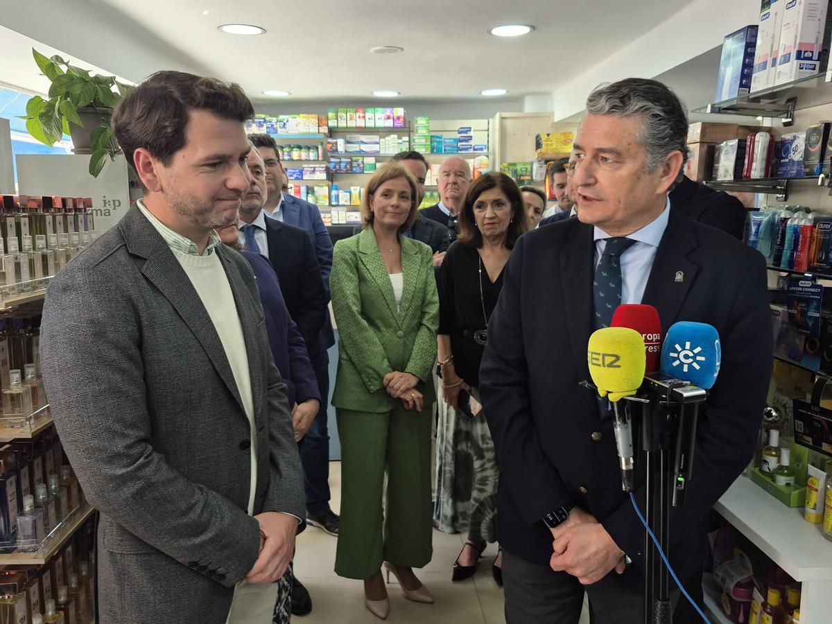 Fernando Priego y Antonio Sanz atienden a la prensa en una farmacia de Cabra.