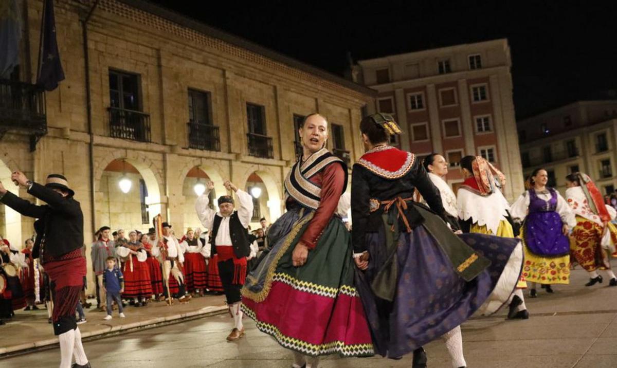 Arriba,«Tierras Llanas de Toro y su Alfoz», de Zamora, en pleno baile del «Bolero de Algobre» y debajo, el grupo cántabro «Torreón».  | MARA VILLAMUZA