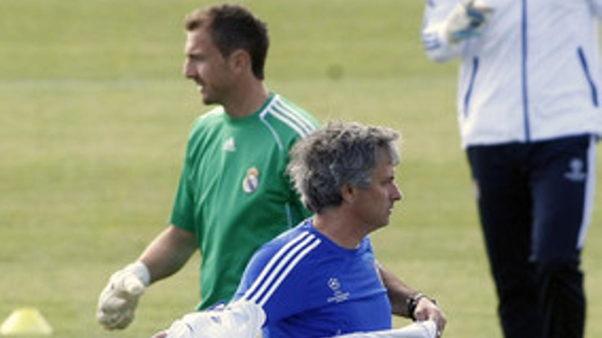 Mourinho se quita la sudadera en el entrenamiento del Madrid.