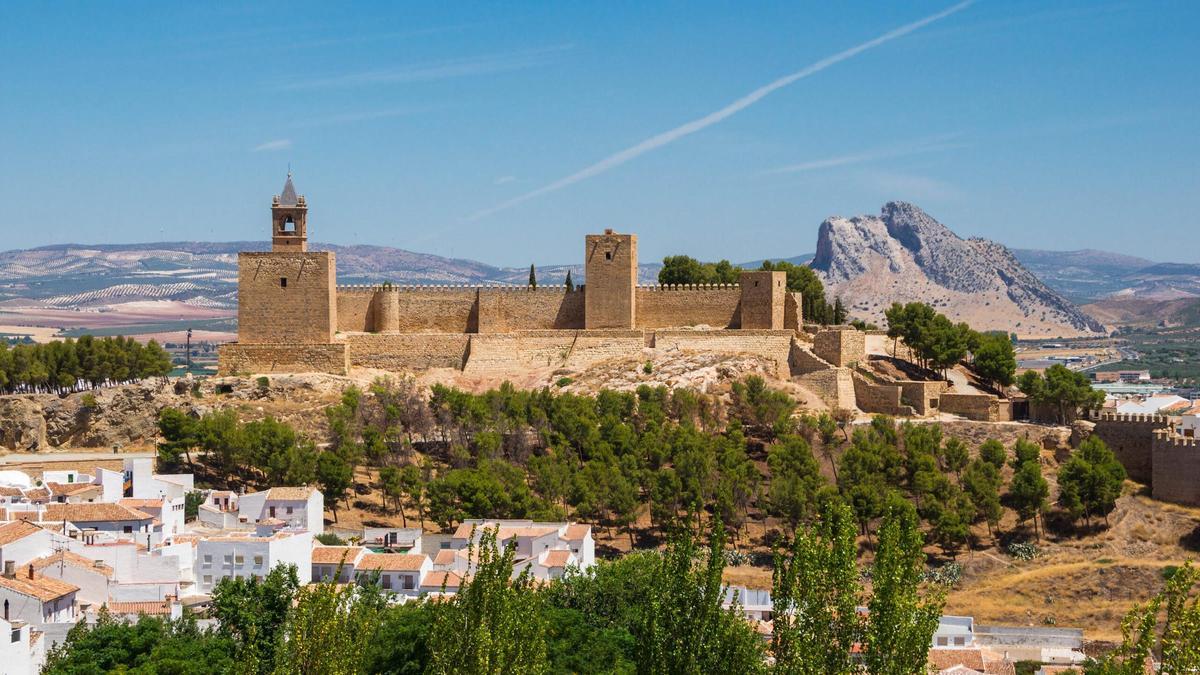 La Alcazaba de Antequera y la Peña de los Enamorados.