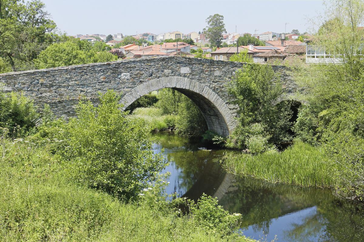 Puente San Xoan sobre el río Furelos, Melide