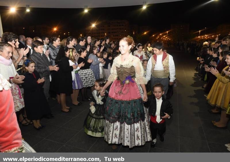 GALERÍA DE FOTOS -- Sequiol presenta a sus flamantes madrinas, Estefanía y María, en una noche brillante