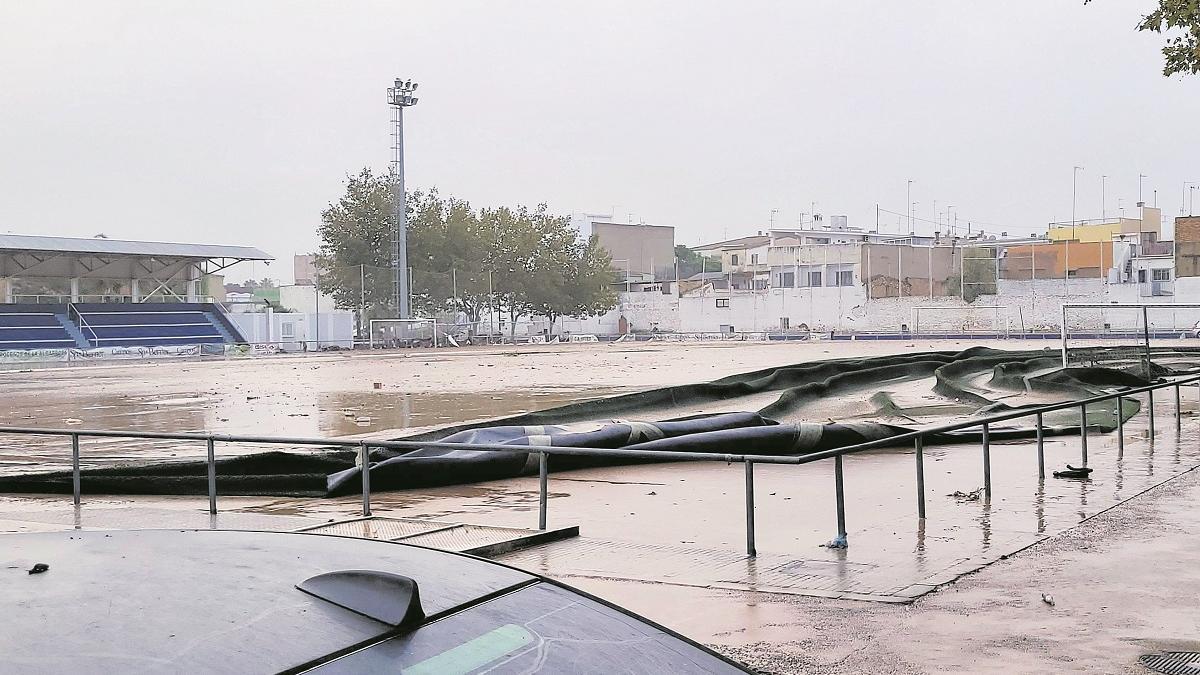 El campo municipal de Aldaia, arrasado tras el paso de la dana.