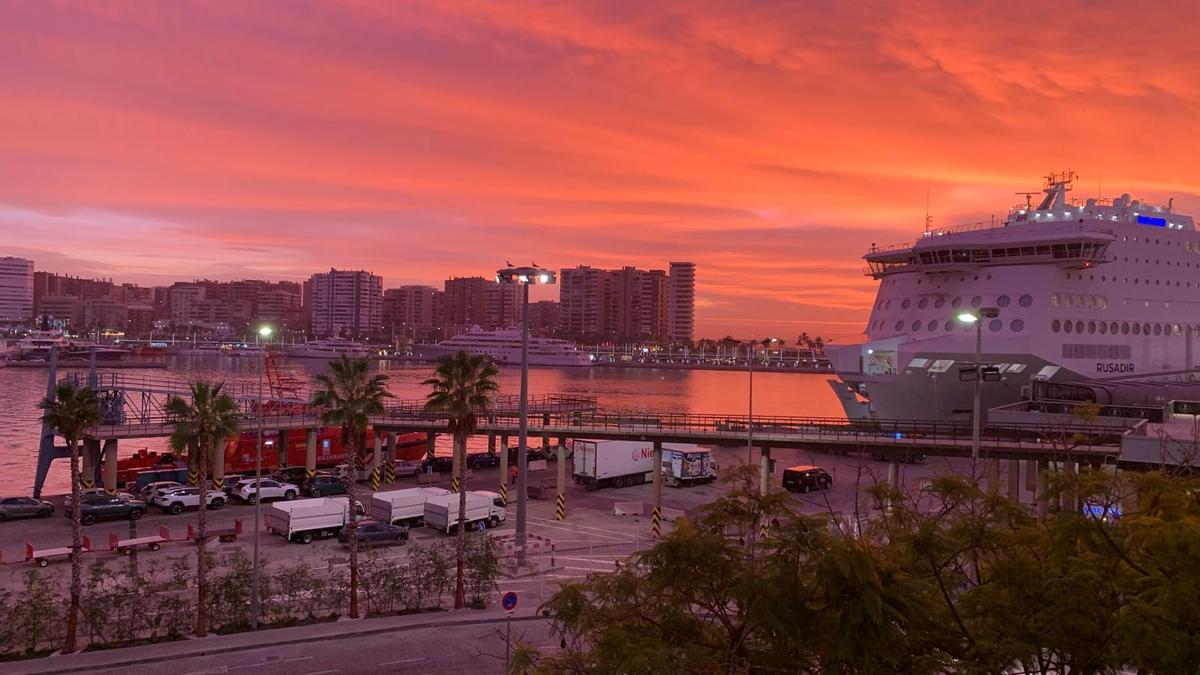 Vista del cielo de Málaga con colores intensos de la gama del rojo y naranja.