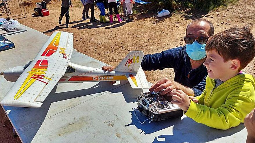 Los pequeños reciben instrucciones de los monitores sobre el manejo de las aeronaves. | CEIP SANT ANTONI