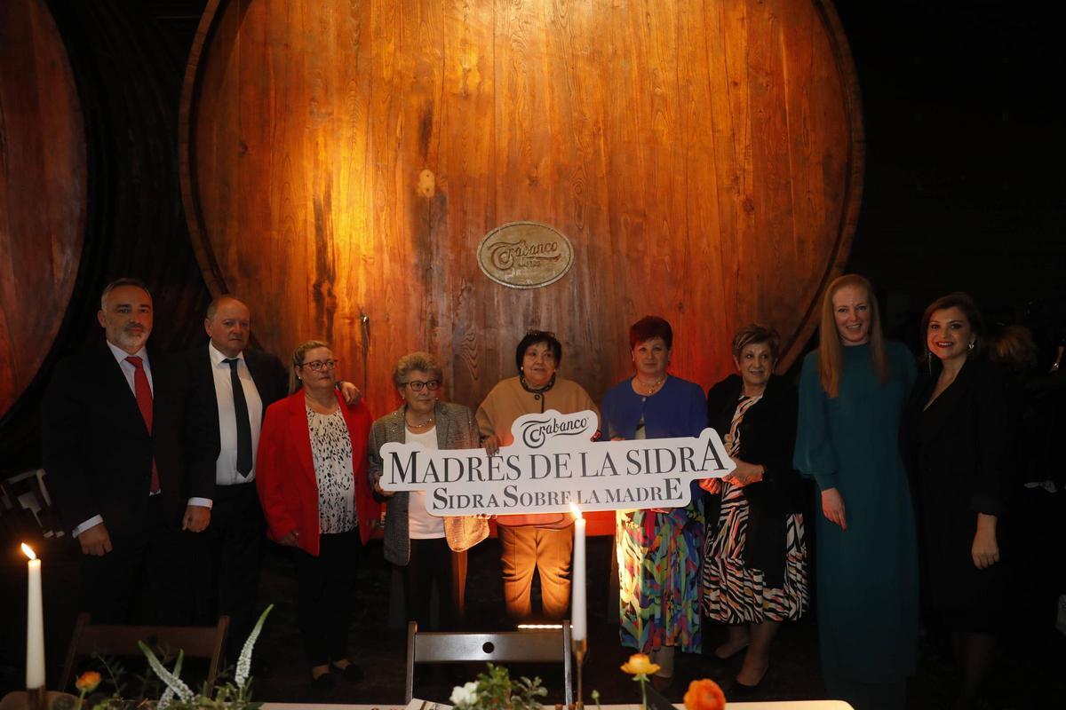 Por la izquierda, Verísimo Busto, Samuel Trabanco, Maite Díaz, Lucinda Álvarez, Elisa Rodríguez, Roge Huerta, Amelia Huerta, Ana García y Yolanda Trabanco