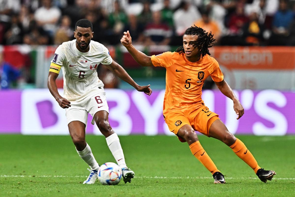 Al Khor (Qatar), 29/11/2022.- Abdulaziz Hatem of Qatar in action against Nathan Ake of the Netherlands (R) during the FIFA World Cup 2022 group A soccer match between the Netherlands and Qatar at Al Bayt Stadium in Al Khor, Qatar, 29 November 2022. (Mundial de Fútbol, Países Bajos; Holanda, Catar) EFE/EPA/Noushad Thekkayil