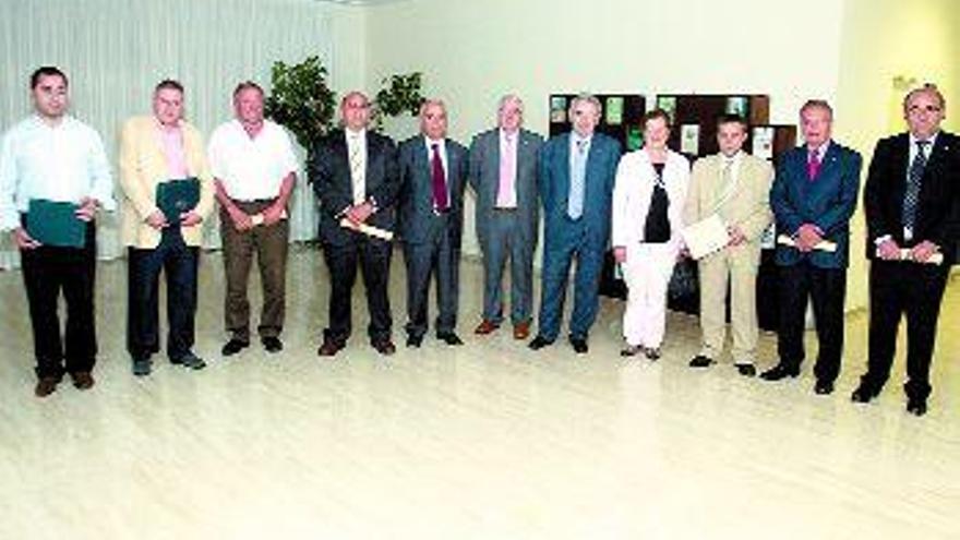 Los diez homenajeados presentes ayer en el auditorio ferial, junto al presidente Maril. / bernabé/javier lalín