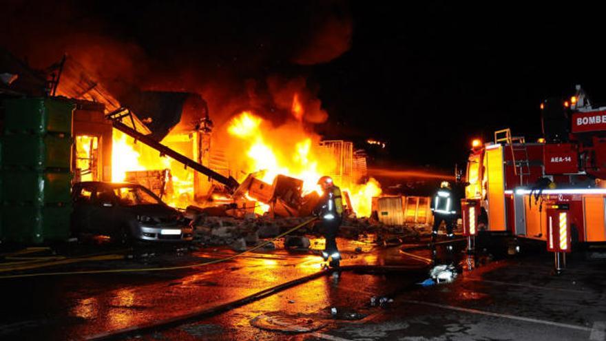 Un incendio calcina en Cangas la conservera  Lago Paganini