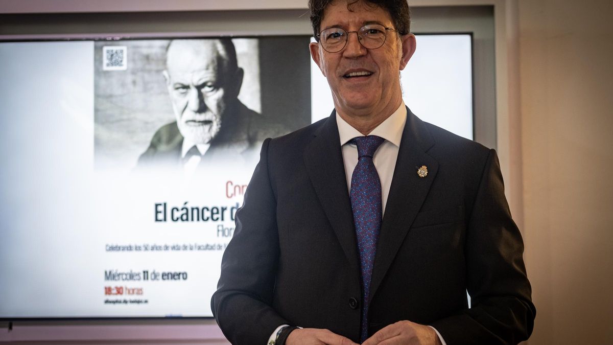 El doctor Florencio Monje en la conferencia que impartió ayer en el Hospital Centro Vivo.