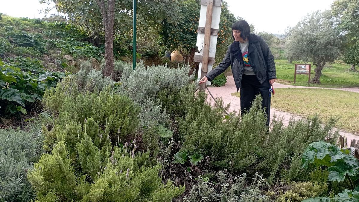 Maricruz Torres, en la zona verde municipal de plantas aromáticas, gracias a Ciriana, junto a las Cuevas de Churriana.