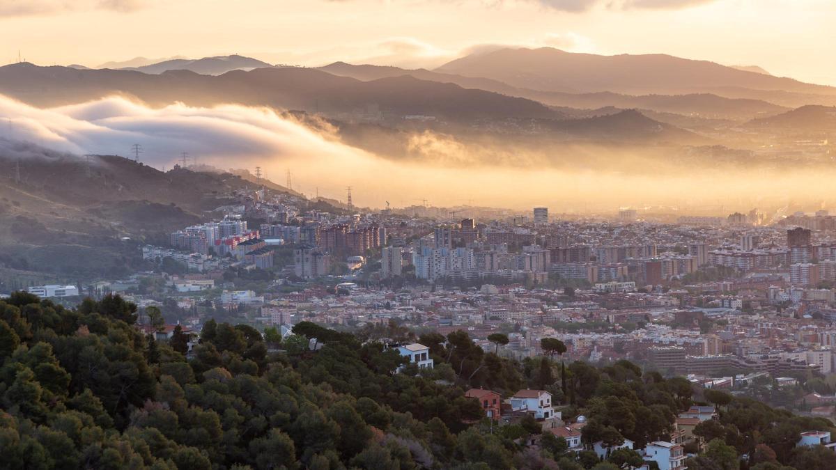 La lluvia del 22 de abril ha cargado de humedad el prelitoral de Barcelona, que ya el 23 de abril descarga su niebla por el río Besòs.