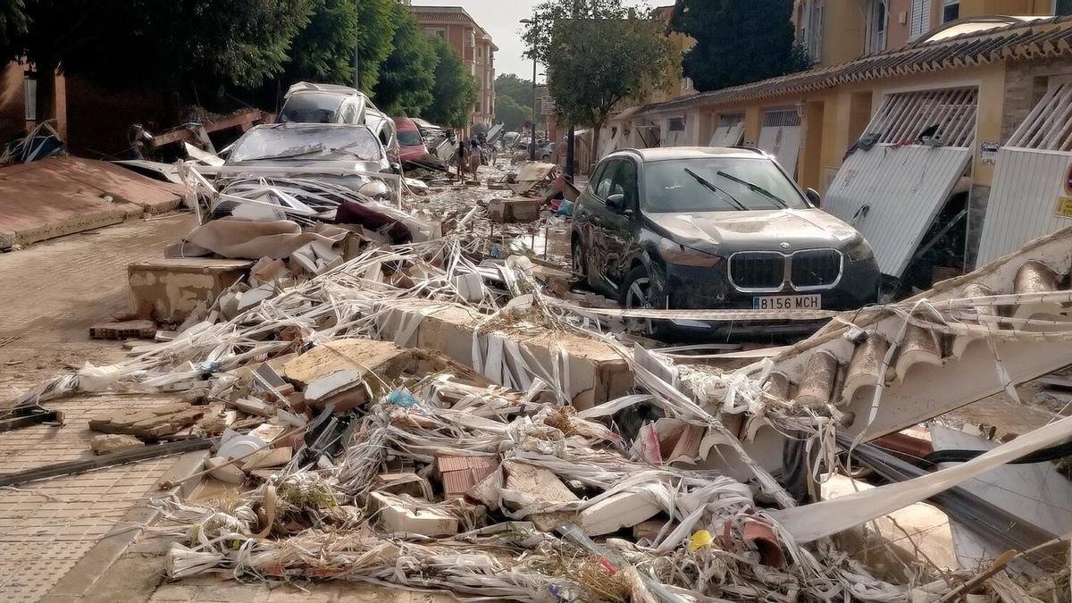 Una calle de Massanasa destrozada.