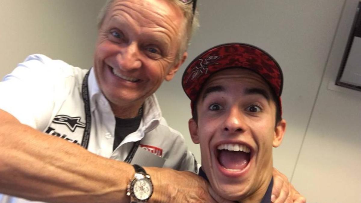 Kevin Schwantz simula estrangular a Marc Márquez por superarle en victorias en MotoGP