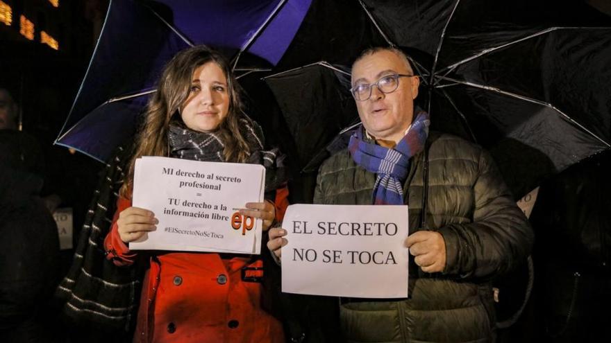 Blanca Pou y Kiko Mestre durante la concentraciÃ³n de periodistas en Cort en diciembre