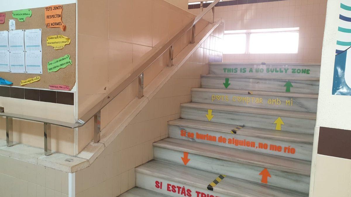 El Ayuntamiento ha sustituido barandillas en el CEIP Deán Martí, entre otros trabajos.