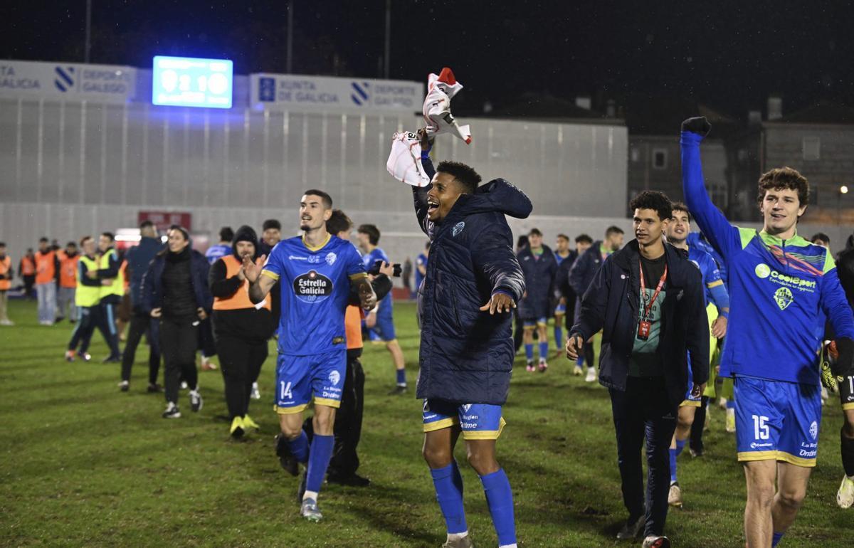 Los futbolistas ourensanos festejan con sus aficionados. |