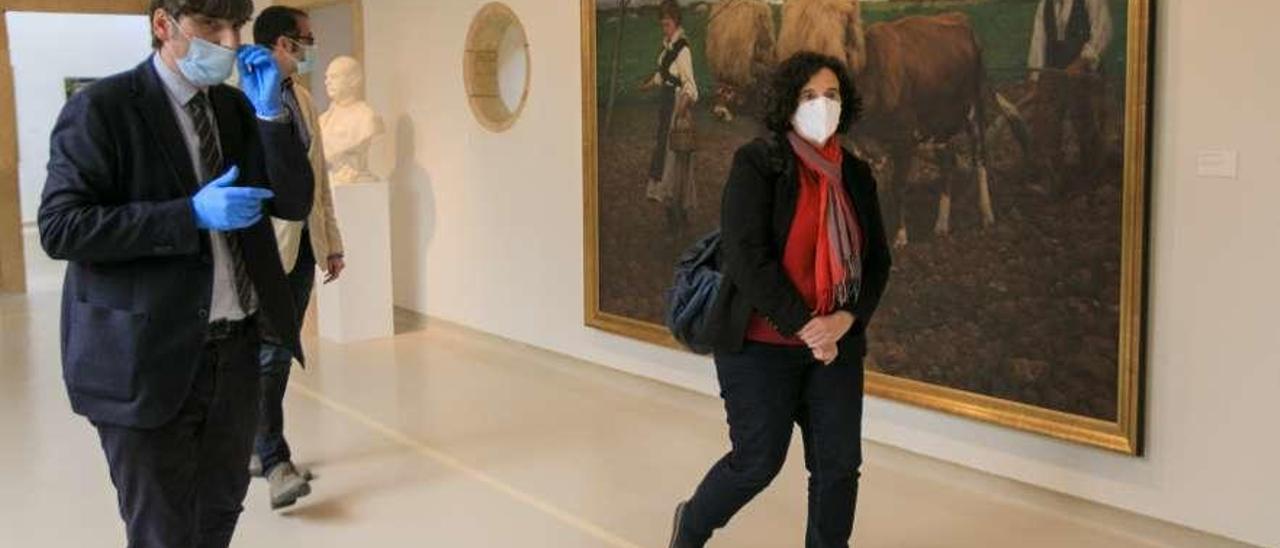 El director del Bellas Artes, Alfonso Palacio, y la consejera Berta Piñán, ayer, durante la visita al museo.