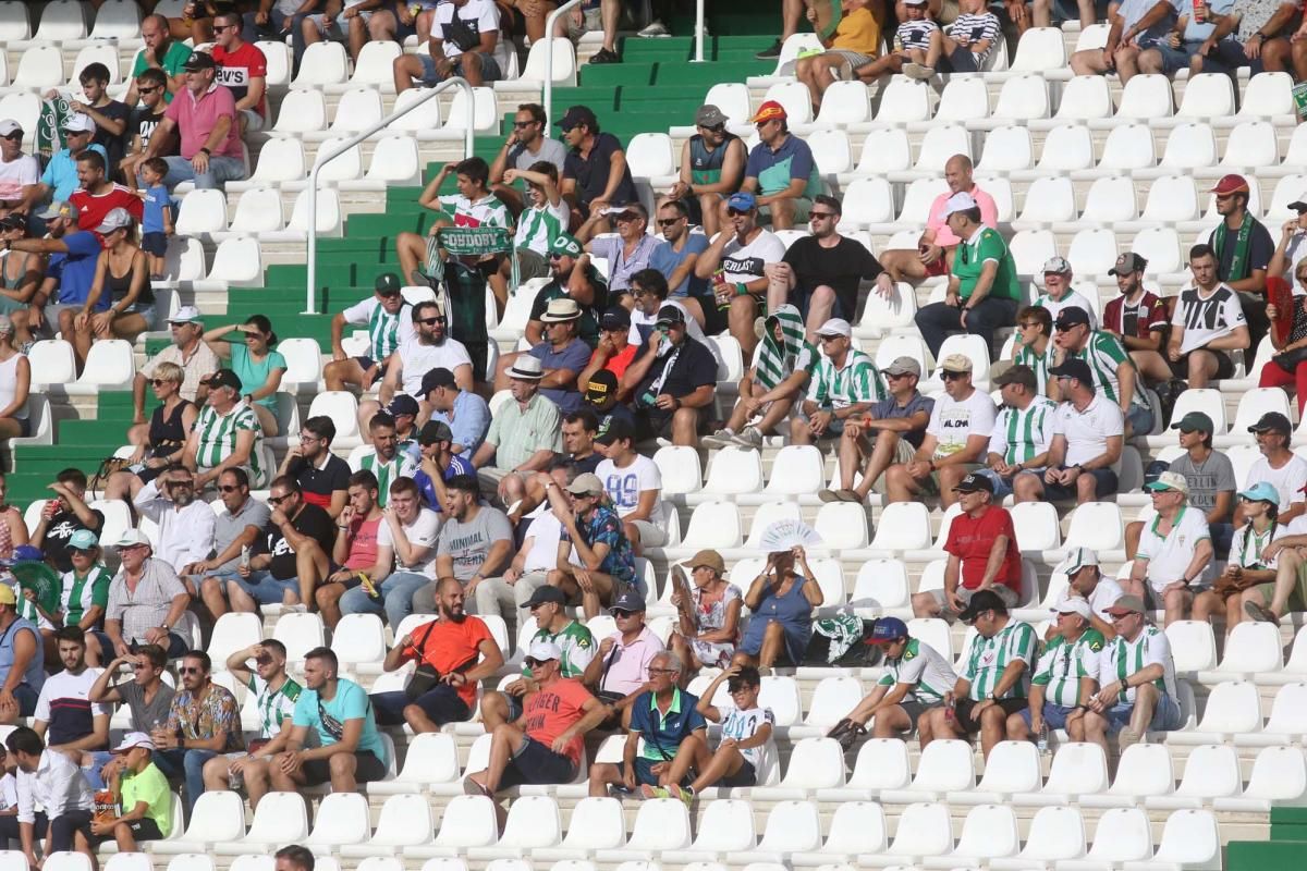 Los aficionados del Córdoba CF en el Arcángel