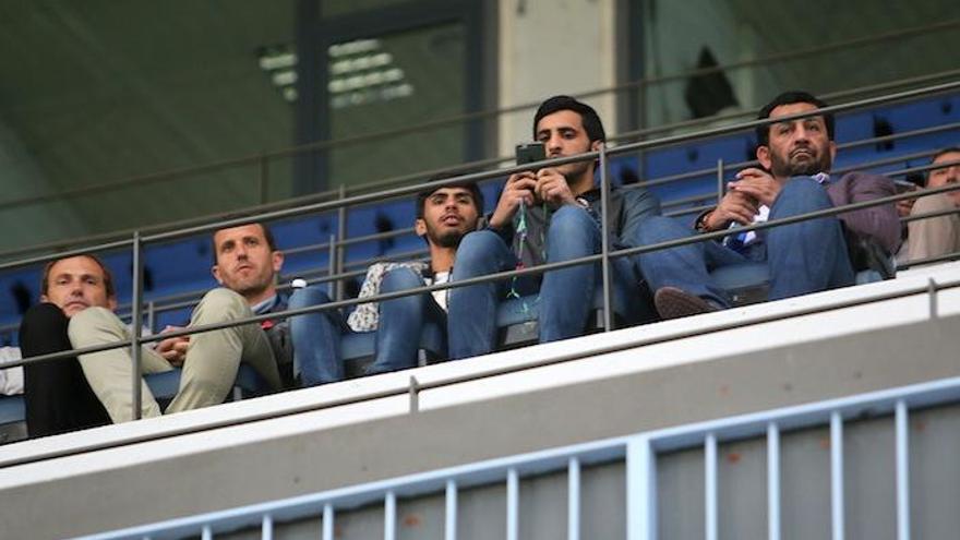 El jeque Al-Thani (derecha) vio ayer por la noche el partido del filial en el palco de La Rosaleda acompañados de sus hijos, de Javi Gracia y de Francesc Arnau.