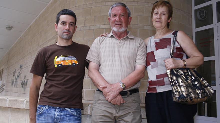 Isaac, en el centro de la imagen, con uno de sus hijos y su esposa, Celia Hernández, ayer en Zamora.