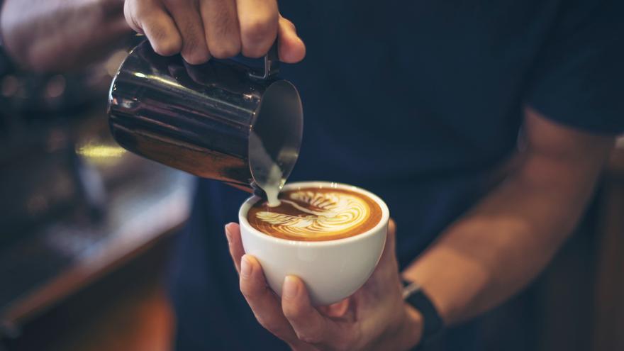 Un hombre paga 2 euros por un café, llama a la Policía y al dueño le caen 1.000 euros de multa