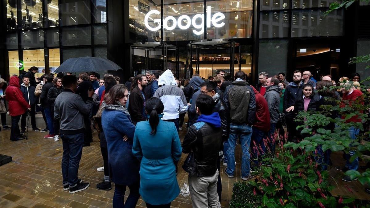 Los trabajadores permanecen fuera de las oficinas de Google, en Londres, durante la protesta mundial celebrada esta mañana.