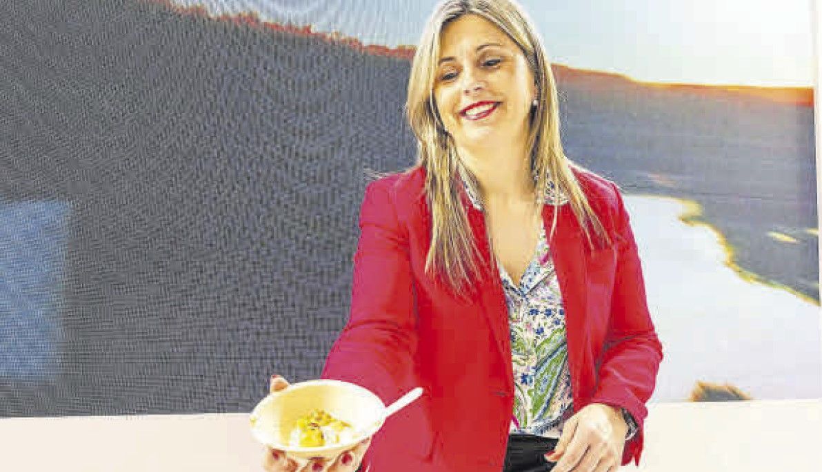 A alcaldesa de Vimianzo, Mónica Rodríguez, na presentación da campañaen Fitur