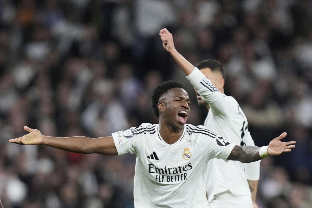 Vinicius protesta una acción en el partido ante el Arsenal