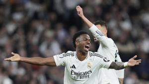 Vinicius protesta una acción en el partido ante el Arsenal