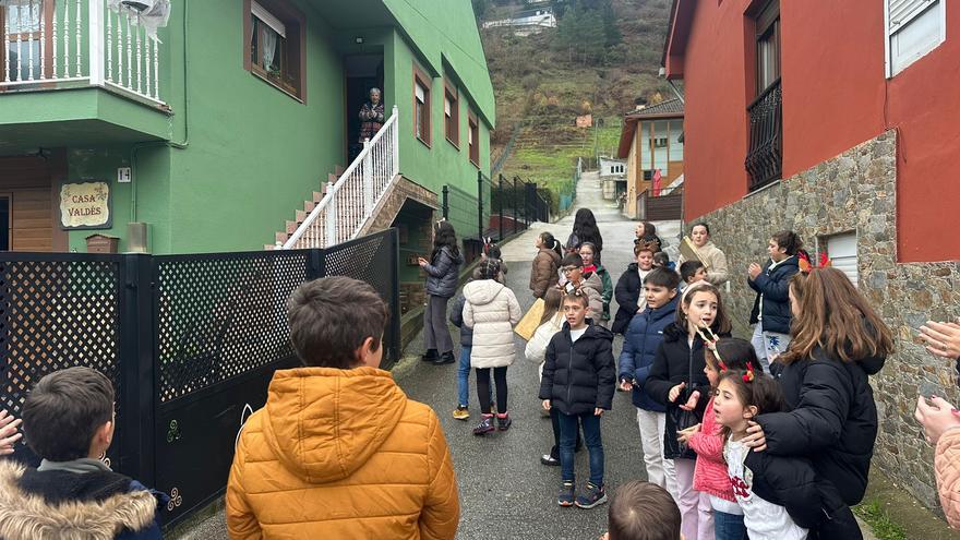 Los escolares del CRA Río Cibea reparten alegría entre sus vecinos: envían postales y cantan villancicos para inaugurar el periodo navideño
