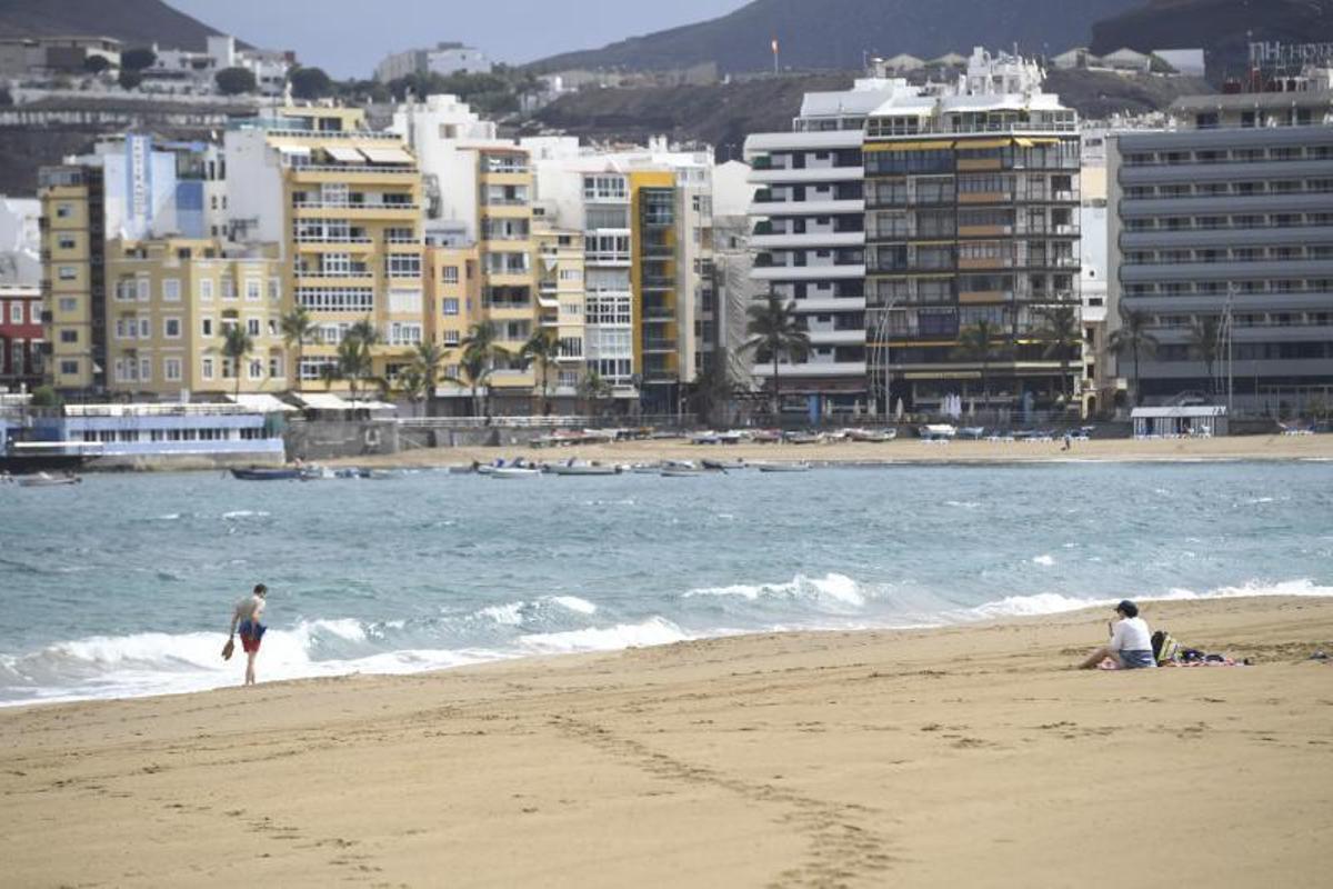 12-06-19 LAS PALMAS DE GRAN CANARIA. PLAYA DE LAS CANTERAS. LAS PALMAS DE GRAN CANARIA. METEOROLOGIA. Playa de Las Canteras. Fotos: Juan Castro. | 12/06/2019 | Fotógrafo: Juan Carlos Castro 12-06-19 LAS PALMAS DE GRAN CANARIA. PLAYA DE LAS CANTERAS. LAS PALMAS DE GRAN CANARIA. METEOROLOGIA. Playa de Las Canteras. Fotos: Juan Castro. | 12/06/2019 | Fotógrafo: Juan Carlos Castro