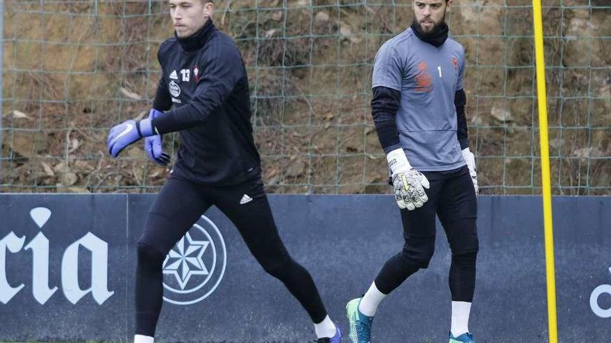 Los porteros Rubén Blanco y Sergio Álvarez durante un reciente entrenamiento del Celta en las instalaciones de A Madroa. // Alba Villar