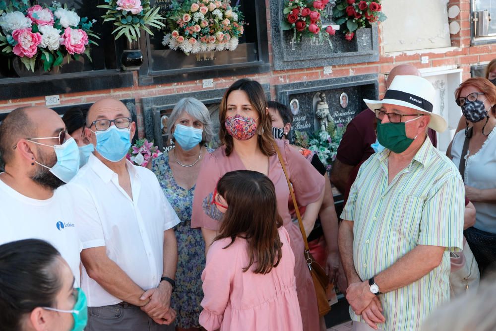 10-08-20 Inicio de la exhumacion de la fosa comun del cementerio de Monovar con fusilados y represaliados de la Guerra Civil y el franquismo, visita de la consellera Rosa Perez Garijo, memoria historica