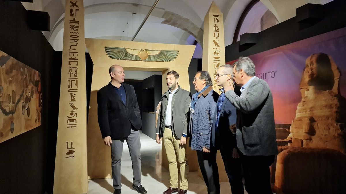 Parra, Martínez, Peña y Gonález junto al comisario de la exposición.