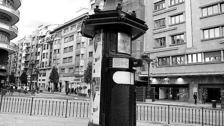 Una columna publicitaria, con baño incluido, en el paseo de los Álamos.